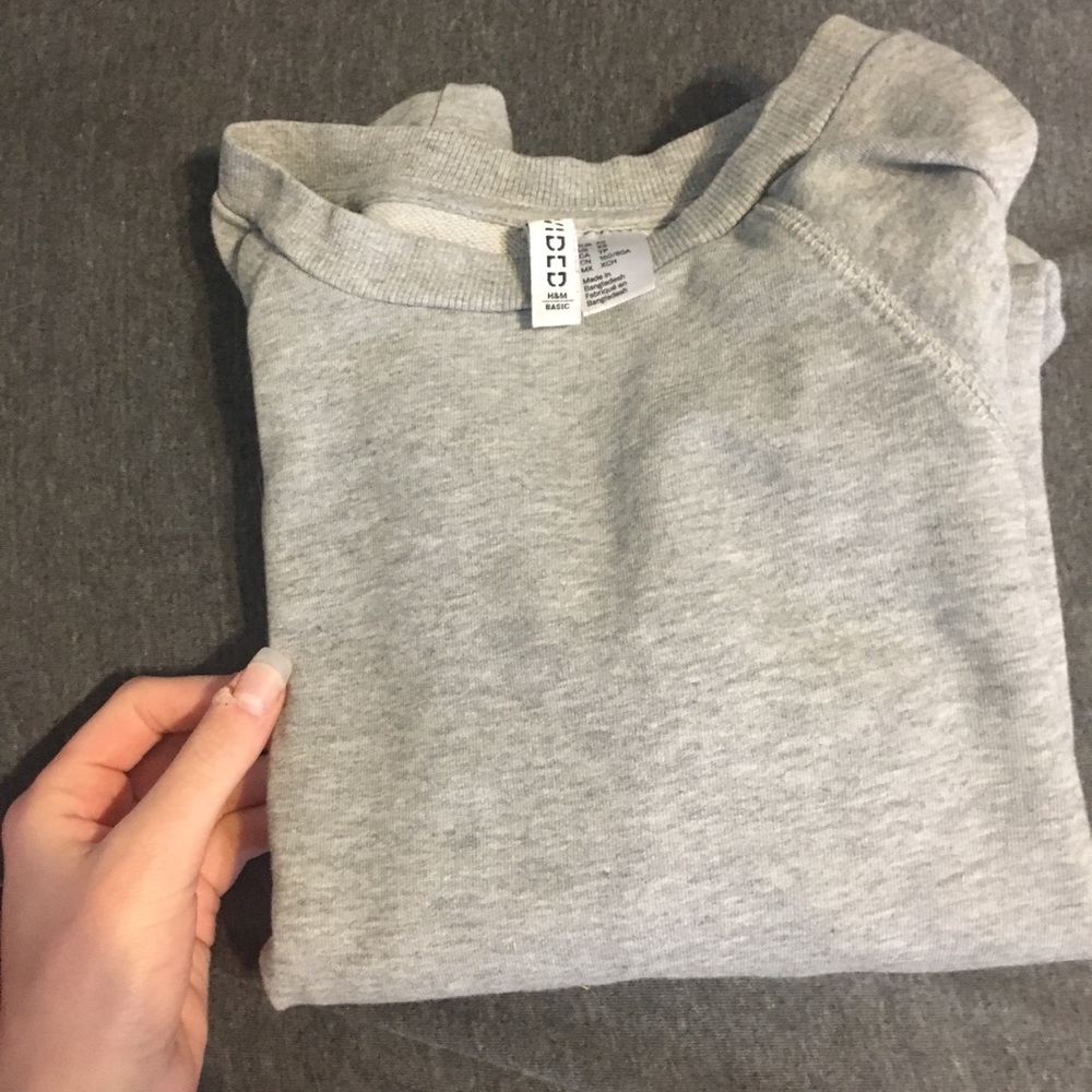 GREY SWEATER
